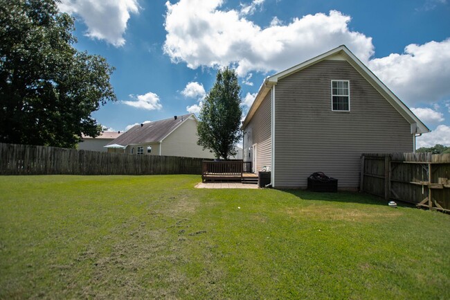 Building Photo - Pet Friendly Three Bedroom!