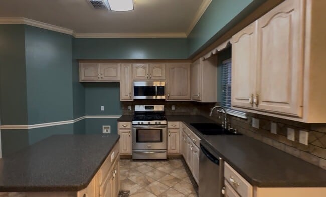 Building Photo - 408 Hidden Oaks Cir