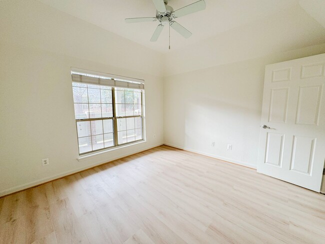 Building Photo - Beautiful 1 Bed 1 Bath Condo With Patio In...