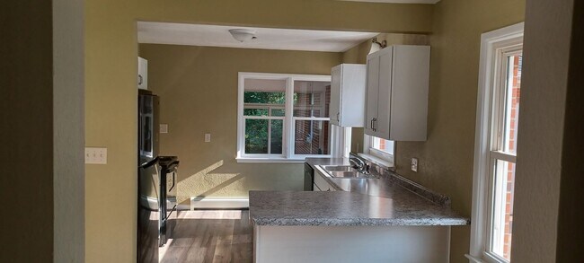 Building Photo - Lovely brick ranch in Millersburg!