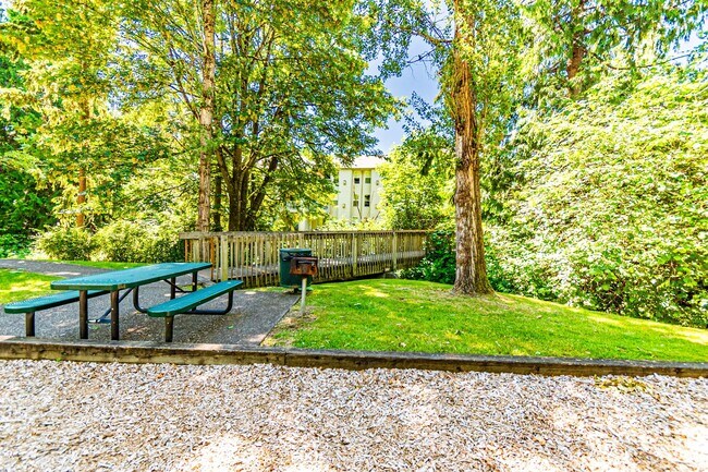 Building Photo - Spacious 2 Bedroom / 2 Bath with Gas Firep...