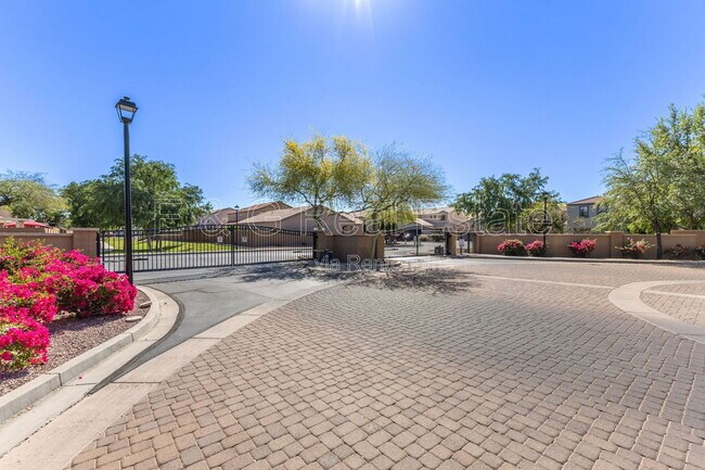 Building Photo - 7042 W Mercer Ln