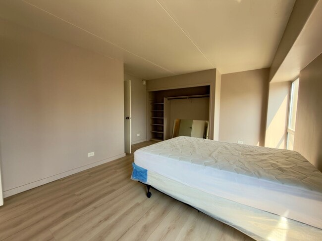 Building Photo - Move Right Into This Freshly Updated Waikiki Condo Just Minutes from the Beach!
