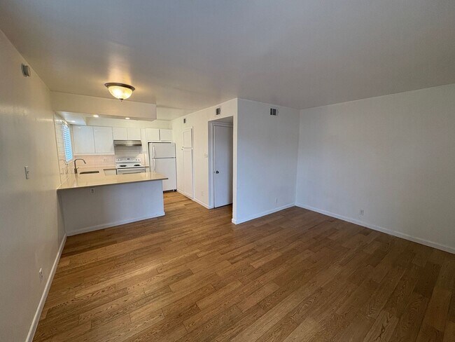 Building Photo - Charming & Updated Condo in Prime Austin Location!