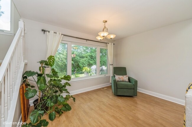 Building Photo - 9 Larkspur Ct