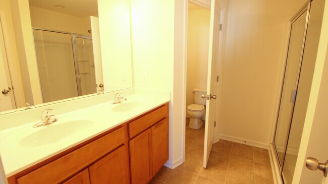 Building Photo - Beautiful and Bright 3 bedroom 2.5 bath Townhouse in Brightleaf with a Garage!!