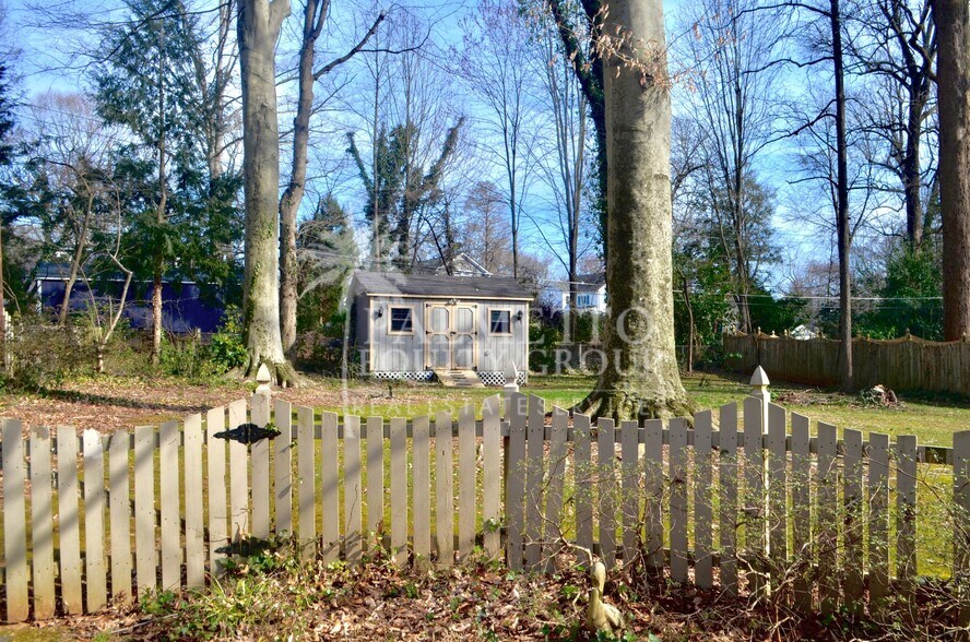 Building Photo - 102 Forestdale Dr