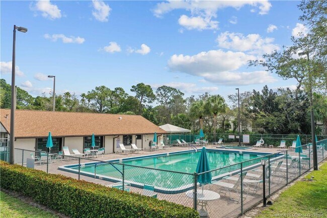 Building Photo - 1544 SW Silver Pine Way