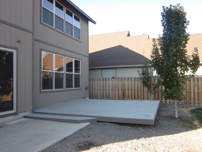 Building Photo - Redmond - Beautiful 2 Story 4 Bedroom Home...