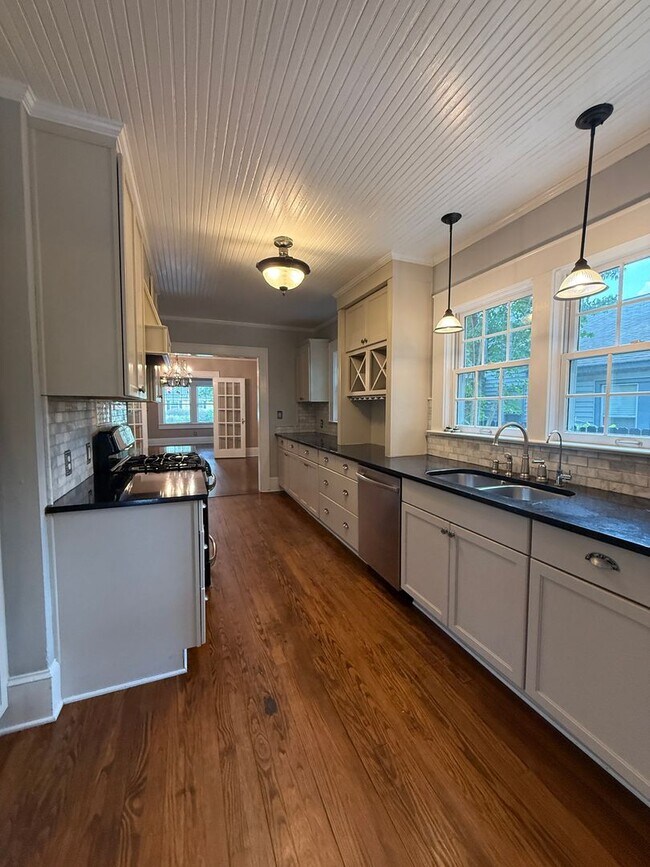 Building Photo - Gorgeous 4 Bed, 3 Bath Haymount Home