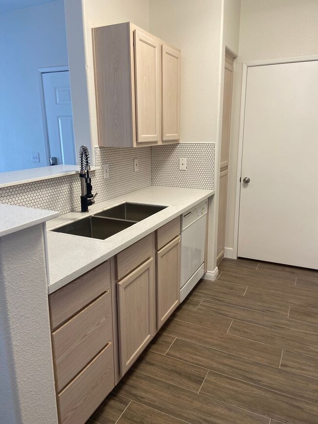 Building Photo - Nicely upgraded 1 bedroom on the South Strip