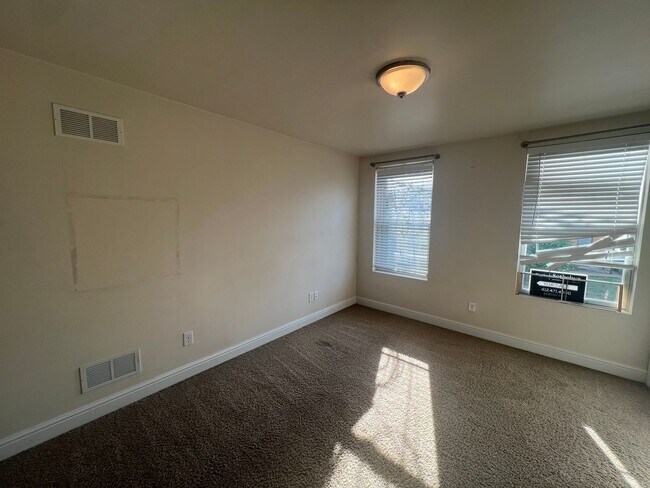 Building Photo - Beautiful 3 Bedroom/ 2.5 Bath with Integra...