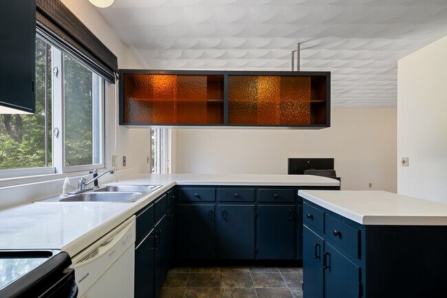 Building Photo - 3 or 4 Bed/ 3 1/2 bath