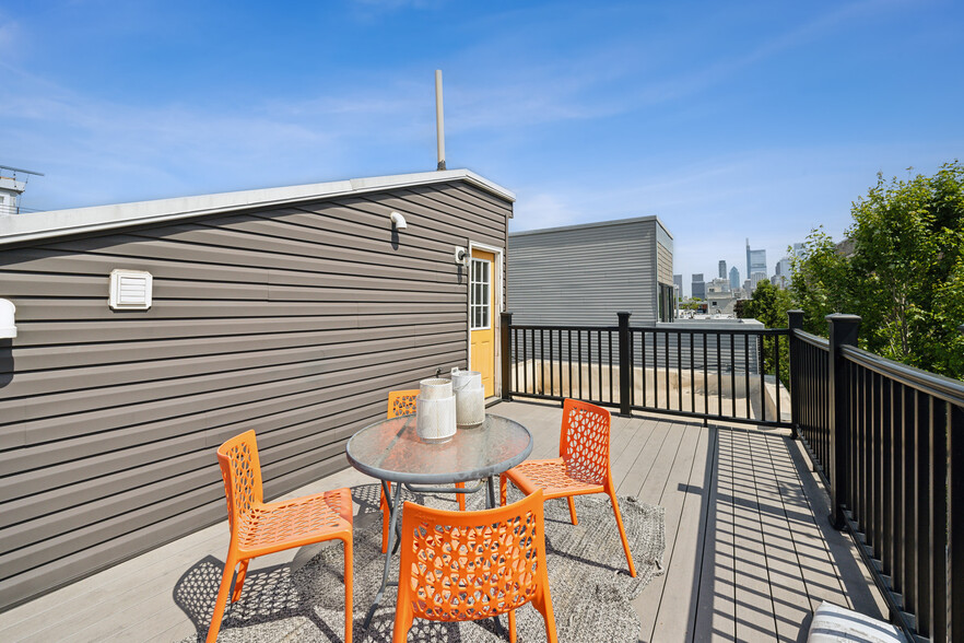 Roof deck - 1921 Reed St