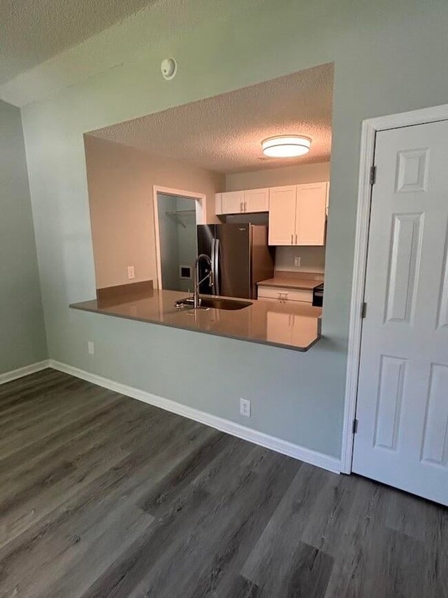 Building Photo - Newly Renovated 3 Bedroom Duplex~