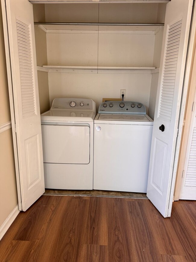 Building Photo - 3 Bedroom || 2.5 Bathroom Townhouse
