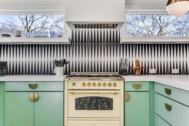 Building Photo - 724 Charles Allen Dr NE