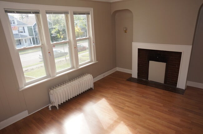 Building Photo - 1127 E 3rd St