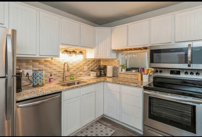 Building Photo - 1100 E 6th St