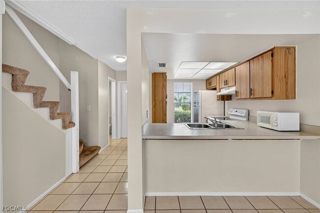 Building Photo - 4641 SW Santa Barbara Pl