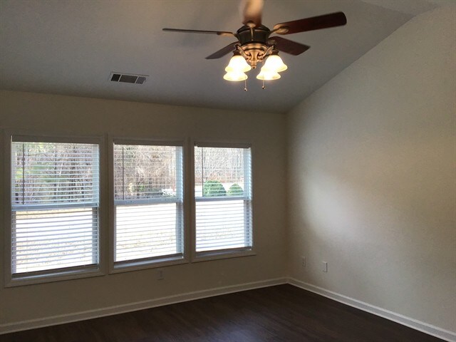 Building Photo - 2512 Walnut Tree Ln
