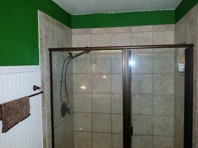 Building Photo - 2 Bedroom 1.5 Bath updated Condo
