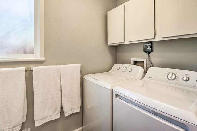 Building Photo - 1217 Falcon Ave