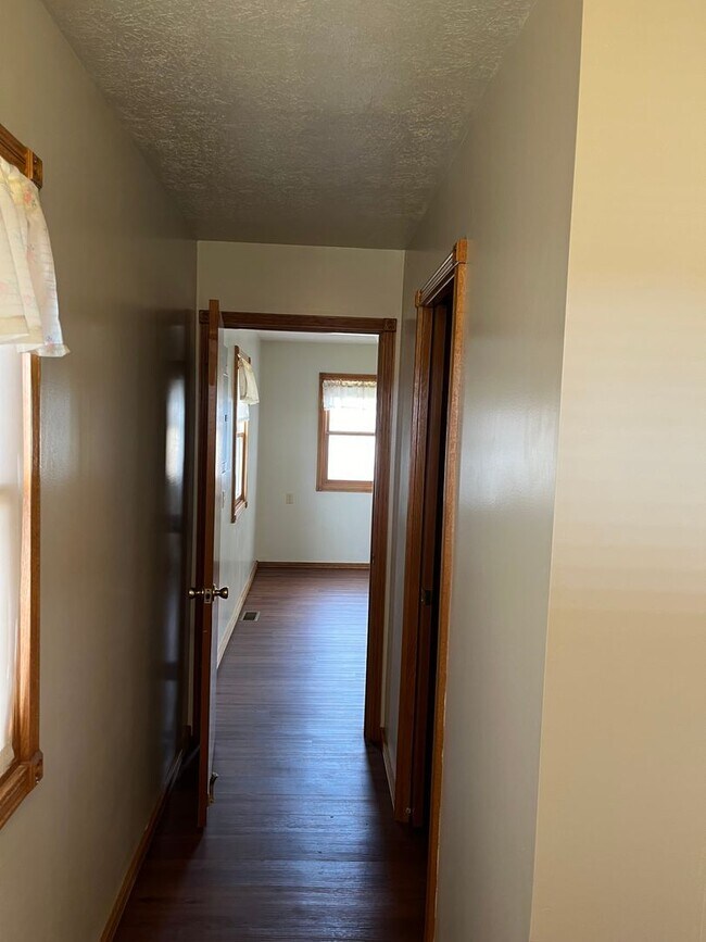 Building Photo - Country living at a great Price.