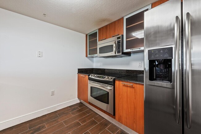 Building Photo - 1800 N Bayshore Dr