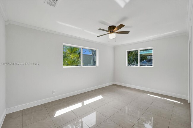 Building Photo - 924 N 30th Rd