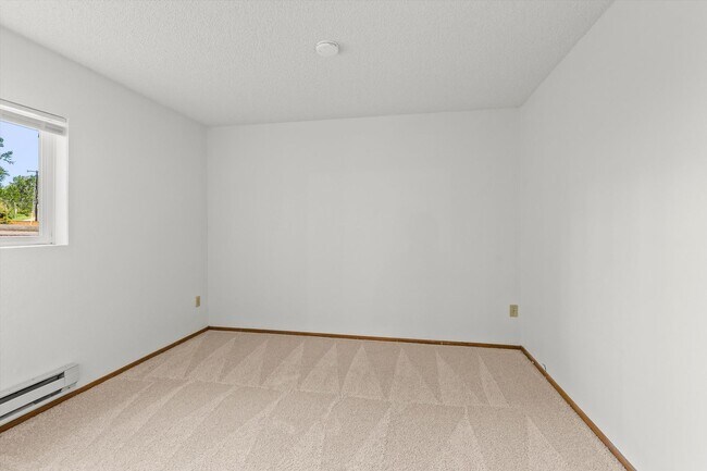 Building Photo - Well Maintained Condo