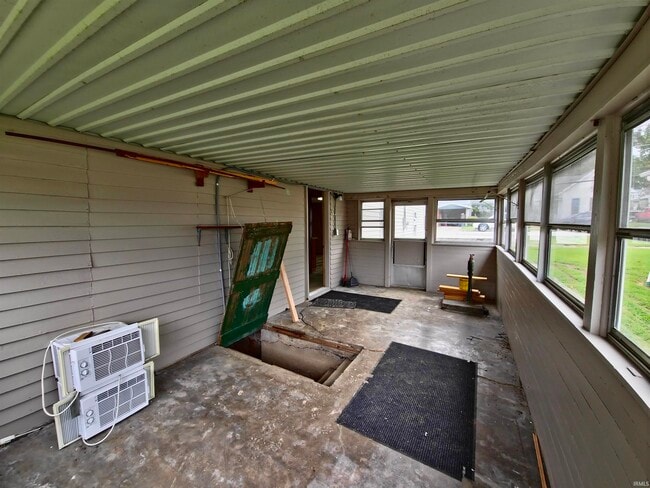 Building Photo - 108 S Oak St