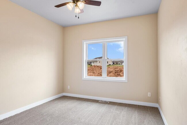 Building Photo - Large 3 Bedroom  Home