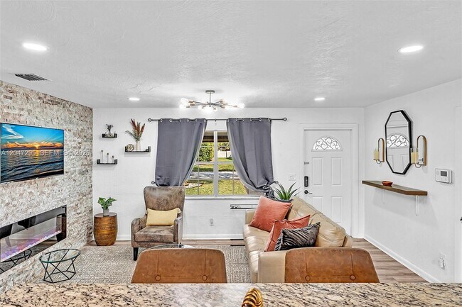 Building Photo - 4633 SW 28th Ave