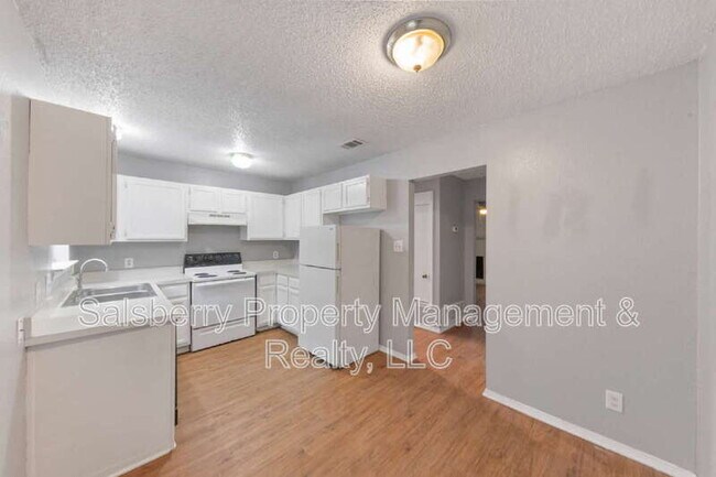 Building Photo - 5829 Shadydell Dr