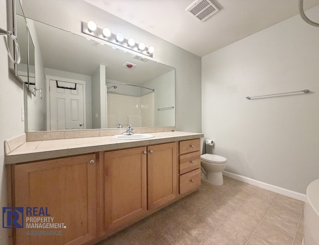 Building Photo - Tanasbourne 2BR/2BA Condo | Balcony, A/C & Covered Parking