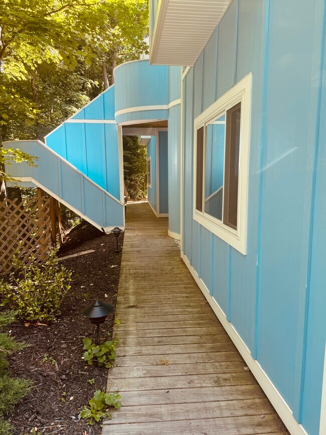 Building Photo - 145 Oakwood Rd