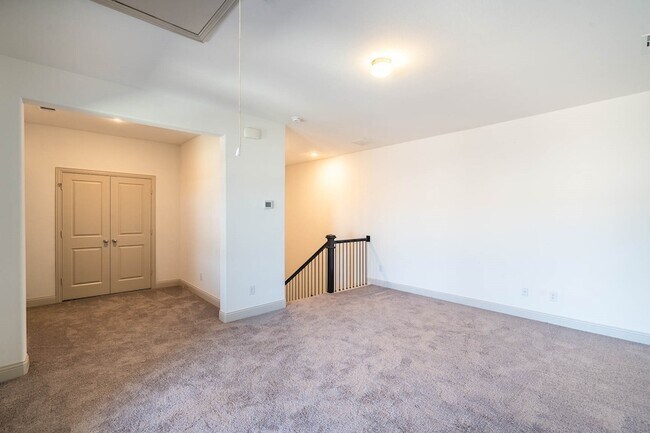 Building Photo - 6151 Blythe Dr