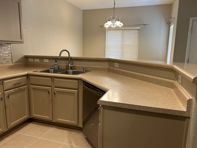 Building Photo - Charming Condo | 2 Bed / 2 Bath | Garage |...