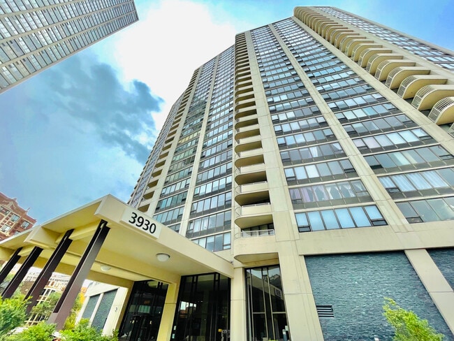 Building Photo - 3930 N Pine Grove Ave