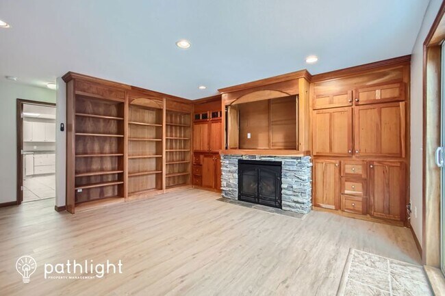 Building Photo - 9260 Icosa St W