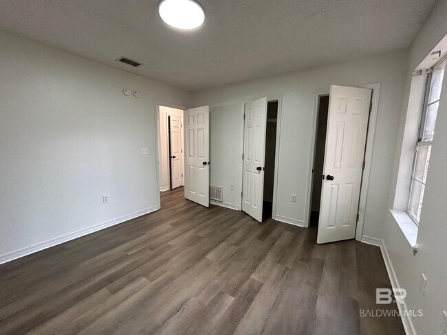 Building Photo - 112 Cluster Oaks Ct