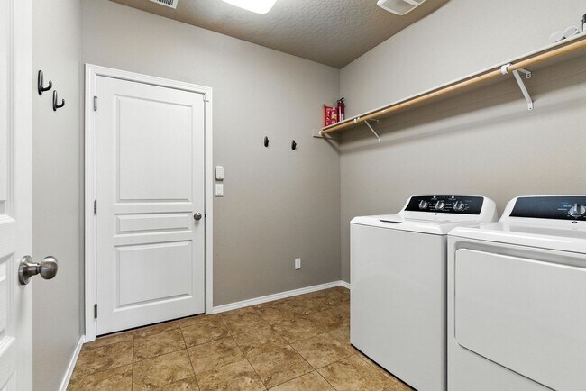 Building Photo - 7029 S Woodhaven Dr