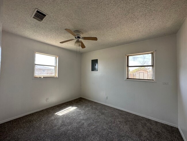 Building Photo - Available Now! MOVE IN SPECIAL!!