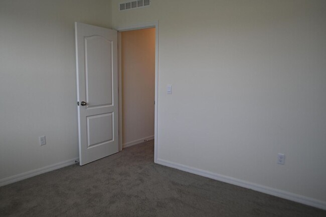 Building Photo - 1341 Middle Lk Dr