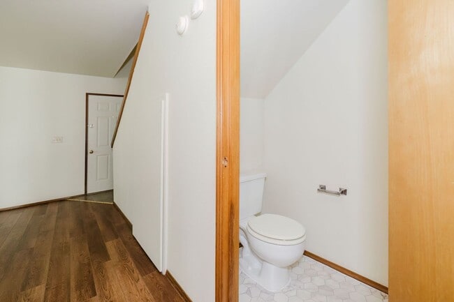 Building Photo - Desireable End Unit, Bremerton Triplex - A...