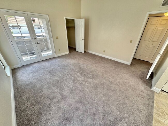 Building Photo - ADORABLE SECOND STORY 2 BEDROOMS 2 FULL BA...