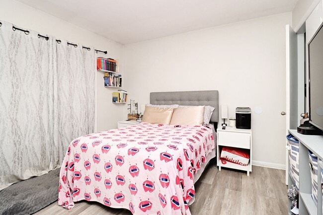 Building Photo - Student-Friendly Fry's Spring Duplex