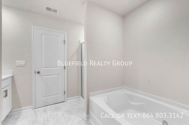 Building Photo - 380 Fenwick Dr