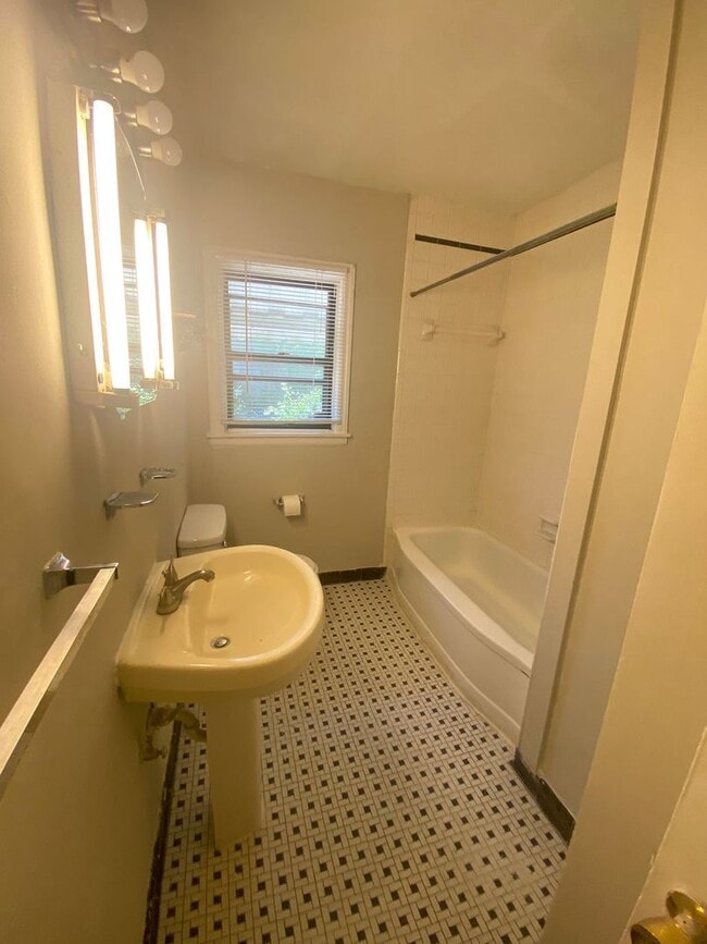 Building Photo - 1 bed, 1 bath (new appliances) in Berclair
